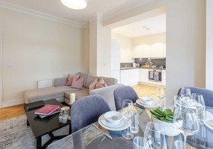 Modern Three Bedroom Apartment in Hammersmith