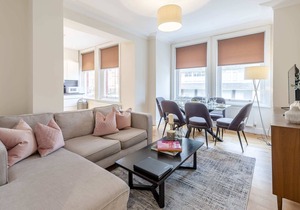 Modern Three Bedroom Apartment in Hammersmith