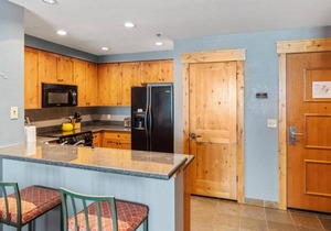 Morning Eagle Lodge Unit 202: Ski-In/Ski-Out with Roof Top Hot Tub