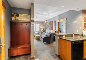 Morning Eagle Lodge Unit 202: Ski-In/Ski-Out with Roof Top Hot Tub