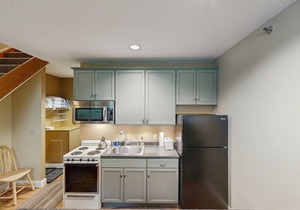 Mountain condo w/shared indoor hot tub & pool - ski-in/ski-out access