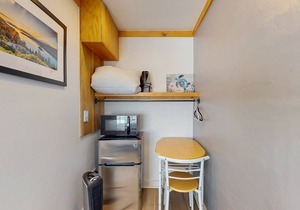 Mountain lakeview hotel, family-friendly with golf, skiing, WiFi, & Netflix