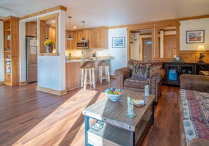 Mountain View 109-Hot Tub, Pool, Spa, Common Game Room, 10 minute Walk to Town & Lifts