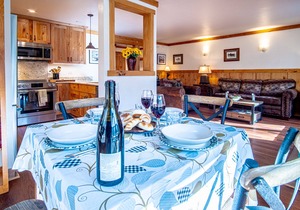 Mountain View 109-Hot Tub, Pool, Spa, Common Game Room, 10 minute Walk to Town & Lifts