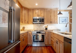 Mountain View 109-Hot Tub, Pool, Spa, Common Game Room, 10 minute Walk to Town & Lifts