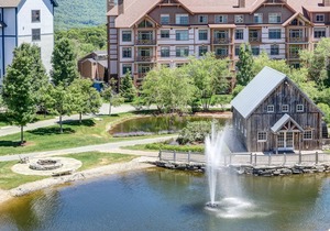 Mountain view condo w/ pool & hot tub access, WiFi, gas fireplace, & central AC