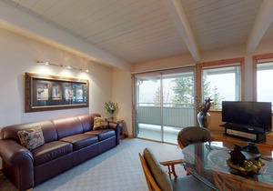Mountain-view studio on Flathead Lake with jetted tub & swimming docks