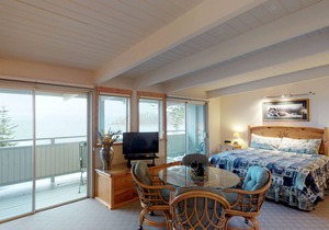Mountain-view studio on Flathead Lake with jetted tub & swimming docks