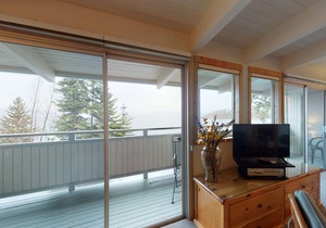 Mountain-view studio on Flathead Lake with jetted tub & swimming docks