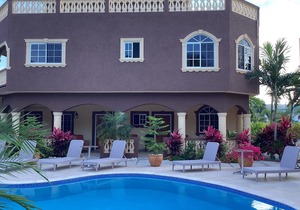 Mountain View Two Bedroom Apartment with En-Suite, Open Kitchen and Living Room