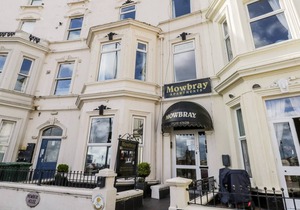 MOWBRAY 2, pet friendly, country holiday cottage in Bridlington