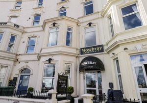 MOWBRAY 4, pet friendly, country holiday cottage in Bridlington