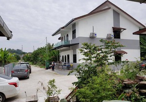 Mri Homestay Sg Buloh - 3 Br House on First Floor with Centralised Pool