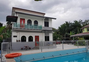 Mri Homestay Sg Buloh - 3 Br House on First Floor with Centralised Pool