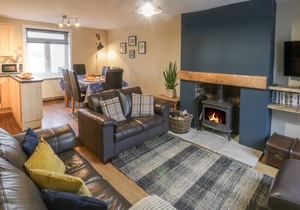 MULGRAVE COTTAGE, pet friendly, with open fire in Port Mulgrave
