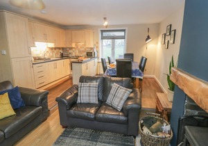 MULGRAVE COTTAGE, pet friendly, with open fire in Port Mulgrave