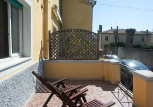 N050 - Numana, trilocale in centro con portico e posto auto
