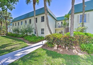 Naples Condo with Enclosed Balcony and Lake Views!