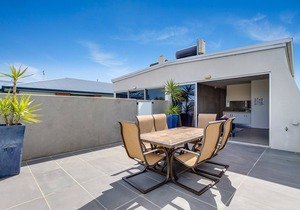 Nautilus 1 - modern townhouse, opposite beach, water views