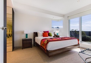 Nautilus 1 - modern townhouse, opposite beach, water views