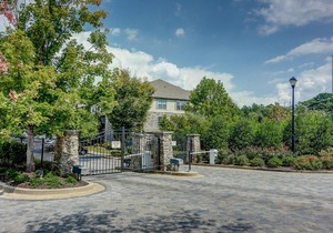 Near braves stadium with walk in closets