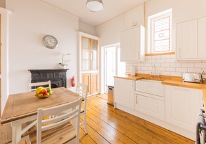 NEW! 5 Mins Walk from Stadium & City Centre,Cardiff Townhouse With FREE PARKING,