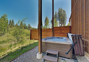 New-Build Chalet with Mountain Views & Hot Tub home