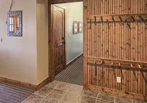 New to the program - 4 Bedroom Creekside Condo, Ski in/Ski out Luxury