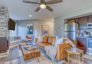 Newly Renovated, 2 Bedroom Corner Condo with Access to Pool, Bikes