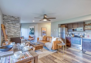 Newly Renovated, 2 Bedroom Corner Condo with Access to Pool, Bikes