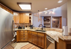 Nicely Updated Condo | Ski Lockers | Winter Shuttle | 10 Hot Tubs