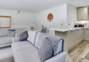 No.4 Tomlinson's Apartment