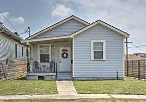 NOLA Home by Bus Stop - 2 Miles to Bourbon Street!