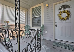 NOLA Home by Bus Stop - 2 Miles to Bourbon Street!
