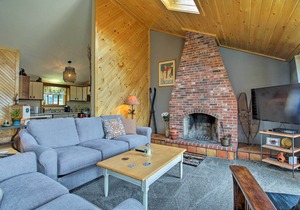 North Conway Family Condo w/ 3 Decks & Mtn Views!
