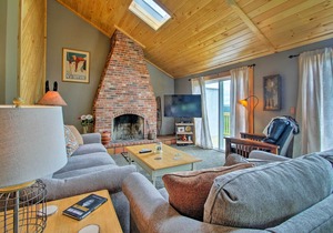 North Conway Family Condo w/ 3 Decks & Mtn Views!
