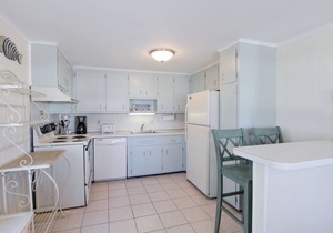 OCEAN BLOCK 6th From Beach - Newly Furnished 3 BR, Sleeps 8 (1st Fl of Duplex)