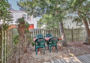 OCEAN BLOCK 6th From Beach - Newly Furnished 3 BR, Sleeps 8 (1st Fl of Duplex)