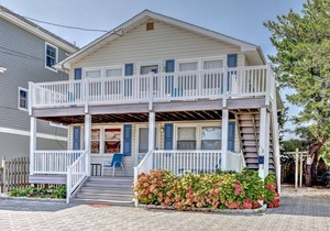 OCEAN BLOCK 6th From Beach - Newly Furnished 3 BR, Sleeps 8 (1st Fl of Duplex)