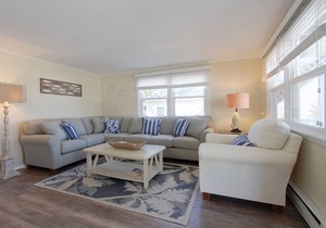 OCEAN BLOCK 6th From Beach - Newly Furnished 3 BR, Sleeps 8 (1st Fl of Duplex)