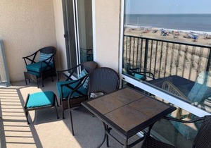 OCEAN FRONT CONDO. ENJOY YOUR MORNING COFFEE SITTING ON YOUR PRIVATE BALCONY WATCHING THE SUNRISE.