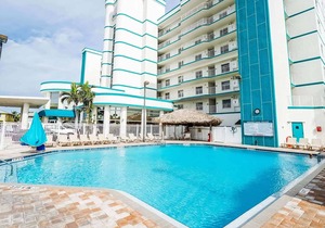Ocean Front Condo - Excellent Location Next to Pier! Family Friendly