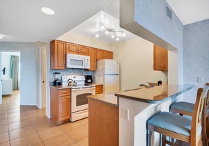 Ocean Front Resort - 2BR Condo -Near the Pier - Tiki Bar - Pool - Game Room