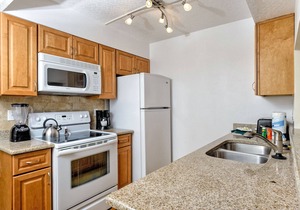 Ocean Front Resort - 2BR Condo -Near the Pier - Tiki Bar - Pool - Game Room