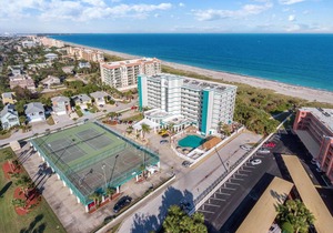 Ocean Front Resort - 2BR Condo -Near the Pier - Tiki Bar - Pool - Game Room