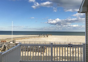 Oceanfront 2 family house 2nd fl unit, 5yr new,spectacular views,parking,badges