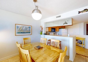 Oceanfront, 2nd-Floor Condo with Balcony, Ocean View & Shared Hot Tub/Pools