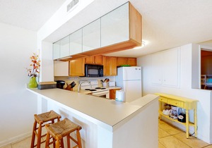 Oceanfront, 2nd-Floor Condo with Balcony, Ocean View & Shared Hot Tub/Pools