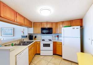 Oceanfront, 2nd-Floor Condo with Balcony, Ocean View & Shared Hot Tub/Pools