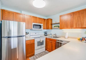Oceanfront condo with balcony, great view, pool, hot tub - 50 ft to beach